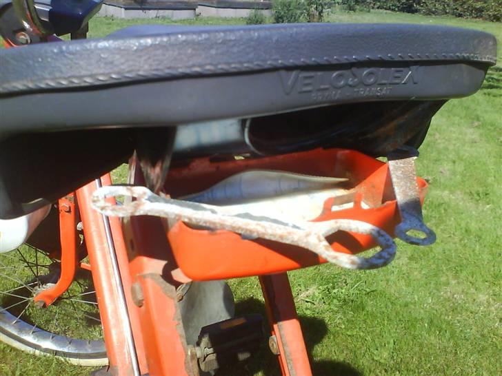 Velo Solex 5000 - Gammel værktøj i værktøjs kassen under sædet, hvor der os ligger et gammelt forsikringspapir. billede 11