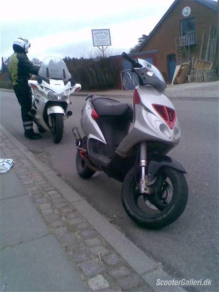 Piaggio Nrg Mc3 - Der min bror blev taget i Gammel Ry, Sad to på scootern.  billede 2