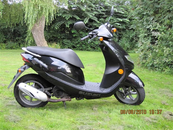 Suzuki Estilete Black Edition (SOLGT) - Fra den anden side omme i min have billede 4