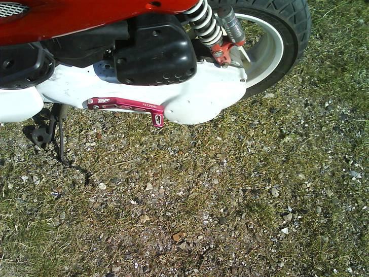 Peugeot Speedfight 2 **SOLGT** - Hvidt variatorskjold med rød kicker. .  nu er jeg meget sejere :P billede 6