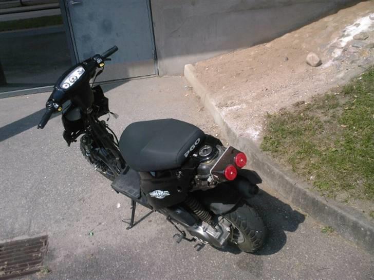 PGO hot 50  ( Solg 6.000kr ) - sådan så den ud da jeg kom fra ferie? de kunne ikke stjåle den pga låse, men godt dele billede 15
