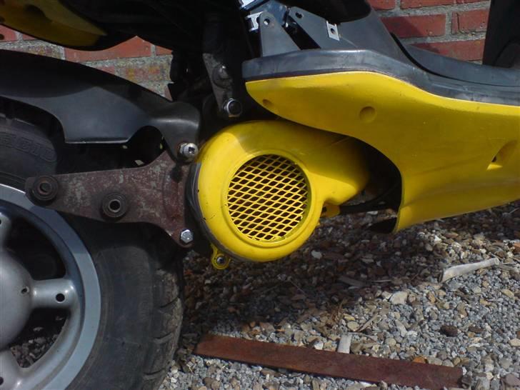 Aprilia Rally ( BYTTET ) - læg mærke til detajlen med gitter  billede 10