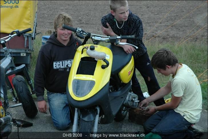 Yamaha Jog Space  - Dhs 08 gik ikke så godt ;) men mig som sidder på spacen, min bror johnny i den gule t-shirt og ham i den sorte ved jeg ikke hvem han er :)  billede 1
