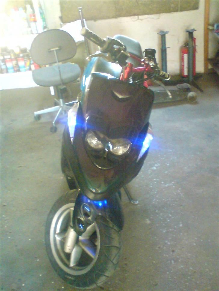 Yamaha Bws ' Ng (Solgt) - Billedet er taget i min fars garage, lige efter har sat blå dioder i,,, den er nice billede 1