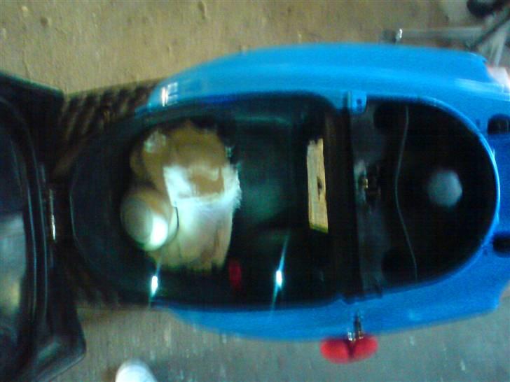 Yamaha Bws ' Ng (Solgt) - Har sat to hvide dioder ned under sædet, så man kan se noget i mørke, der er også en rød Top gun knab, som lyser blåt billede 3