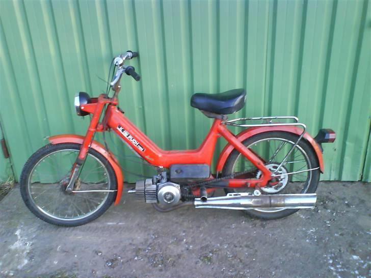 Puch maxi k - alle billederne hvor den står op ad den grønne hal er som den står idag.. billede 1