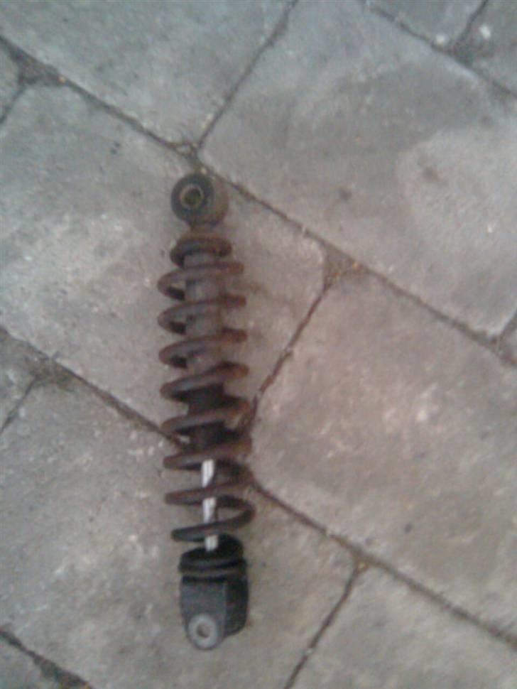 Yamaha Jog Space SOLGt - Gamle støddæmper :P den nye er en del højere ;)  billede 6