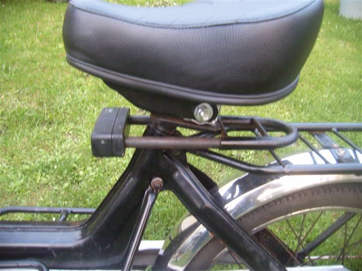 Puch Maxi K - Her er et billede af låseholderen nedenunder sædet. billede 11