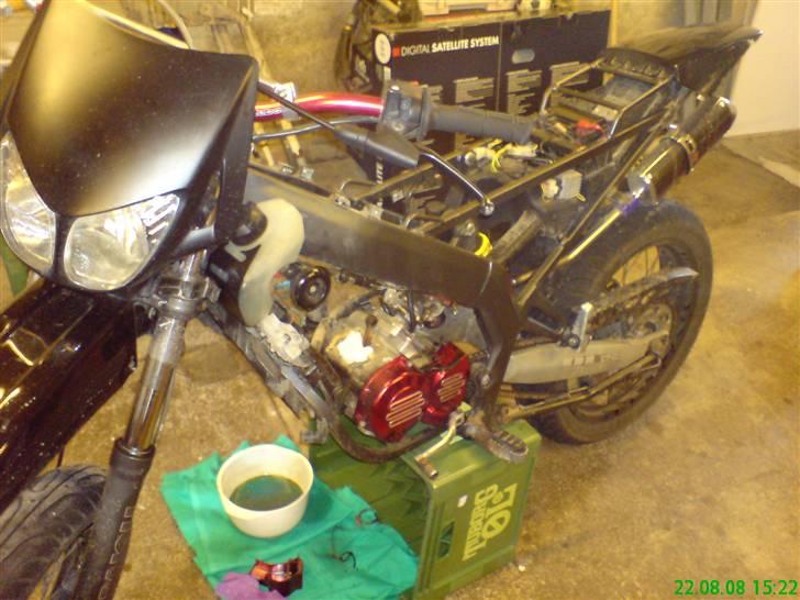 Derbi Senda sm extrem ! - er igang med at pille motoren af så jeg kan få slebet block begrænsningen af  billede 8