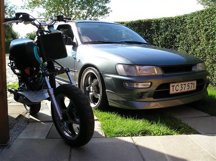 Yamaha Jog Rox Manston LC DD - sammen med min bil :D Se den her : http://www.bilgalleri.dk/html/gal_visbil.asp?ID=120565&ipc=374040 billede 13