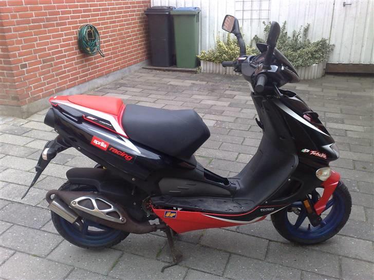 Aprilia sr 50  - ligner næsten en ny.. har de dele der mangler og blive sat på.. er til salg billede 4