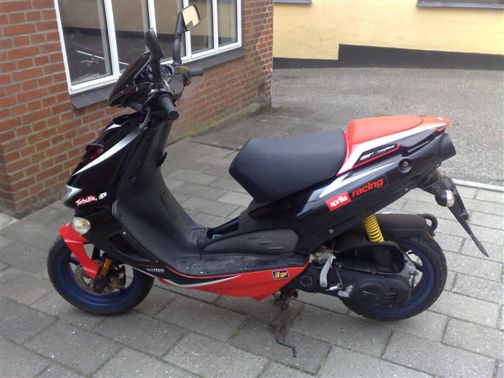 Aprilia sr 50  - ligner næsten en ny.. har de dele der mangler og blive sat på.. er til salg billede 5