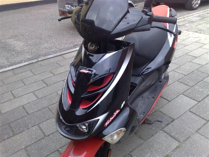 Aprilia sr 50  - ligner næsten en ny.. har de dele der mangler og blive sat på.. er til salg billede 6