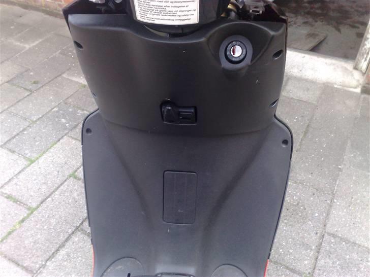 Aprilia sr 50  - ligner næsten en ny.. har de dele der mangler og blive sat på.. er til salg billede 7