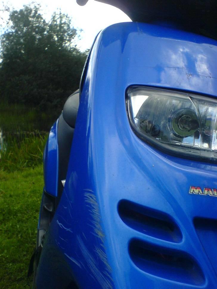 Piaggio typhoon [solgt] - her kan man se de ridser der kom efter tidligere ejer væltede på den :P billede 9