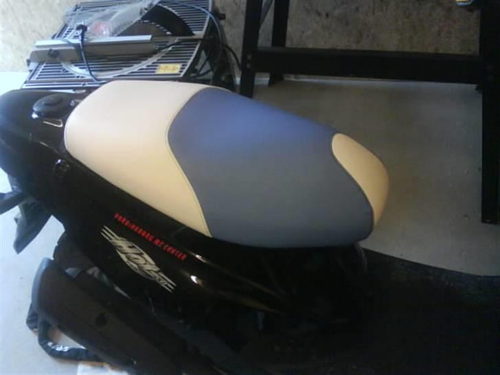 PGO Hot 50 - mit nye sæde (: så mangler vi kun hvide og blå skjolde billede 6