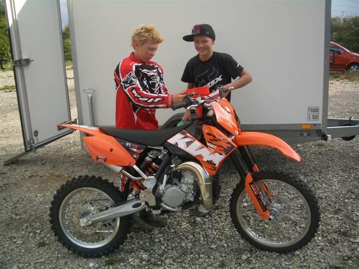 KTM SX 85 [Solgt] - Den nye 85´er mig og lasse der fylder benzin på, lasse i det røde tøj billede 10