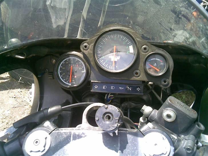 Aprilia rs50 *SOLGT* - nogen forsøgte at starte den, men de ødelagde kun tændingslåsen, så derfor sidder bunden der kun. skulle jo kunne starte den. billede 6