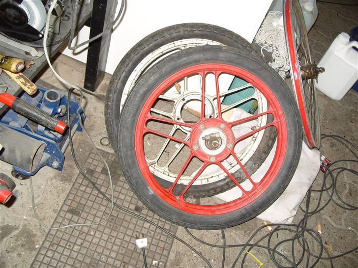 Puch Maxi * SÆLGES!* - Det ene stjernefælg, det bagi er gået i stykker, men virker fint. billede 7