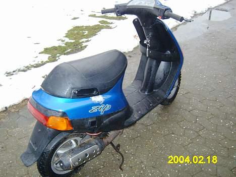 Piaggio zip (Solgt) - det er Min zip, det hvide man kan se er spartel... der har været revne i skojdlet... billede 1