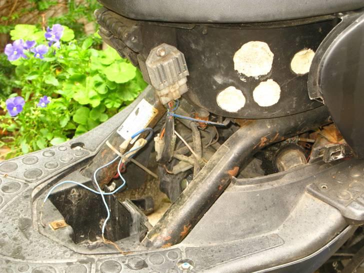 Aprilia Sonic 50 - Forrige ejer havde poliniluftfilter inde i boxen under sædet, og derfor havde han borret huller til den. (Der løb en slange fra kaburator til sædet, hvorinde luftfilteret sad). Muligvis pga. støj. Jeg har spartlet hullerne. billede 8