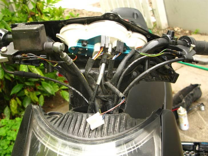 Aprilia Sonic 50 - Skjoldet skal males før det kan sættes på foran på styret. Her ses kabler og diverse. billede 9