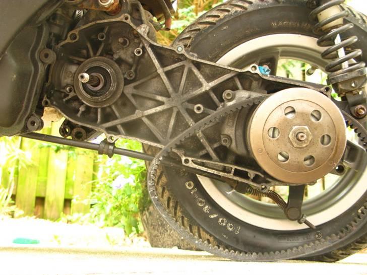 Aprilia Sonic 50 - Kobling og gearing. Her er variatoren så piller af. billede 10