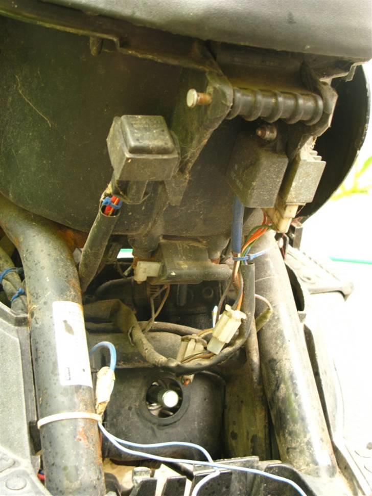 Aprilia Sonic 50 - Foran/under sædet. billede 12