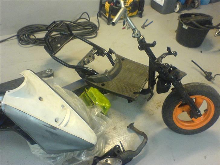 Yamaha Jog/491 LC DD (Solgt) - så fik jeg mit jog stel m alle skjolde og m sfx forgaffel. billede 5