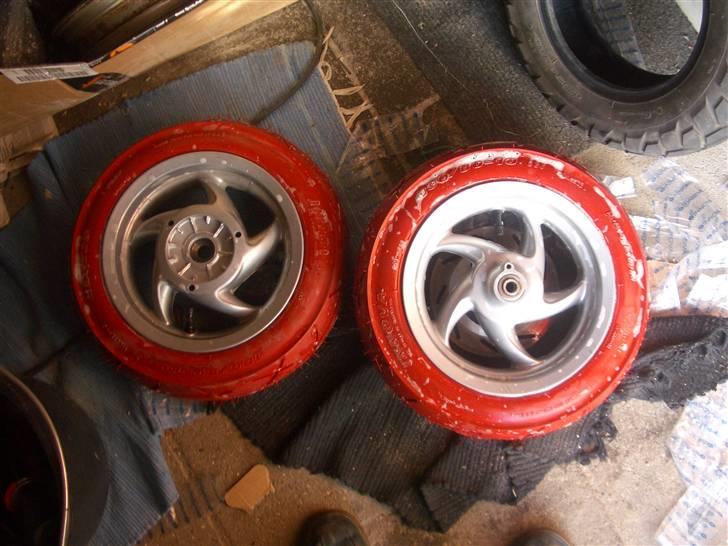 Gilera Stalker (SOLGT) - lige inden de blev sat på :)  blå dæk kommer senere billede 12