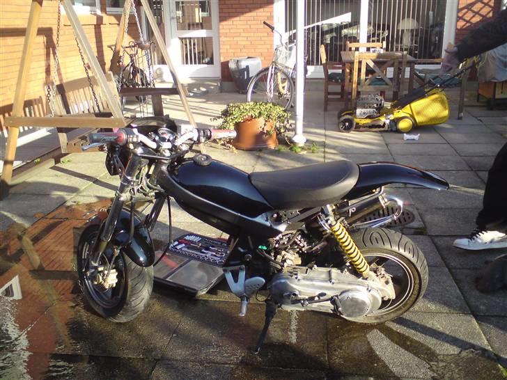 Suzuki street magic - ssm  - den lyserrøde fucking klamme plet er væk, men blev ALDRIG helt færdiq med at polere mit kickstarter skjold:P blev sq kedeliq til sidst:P billede 1