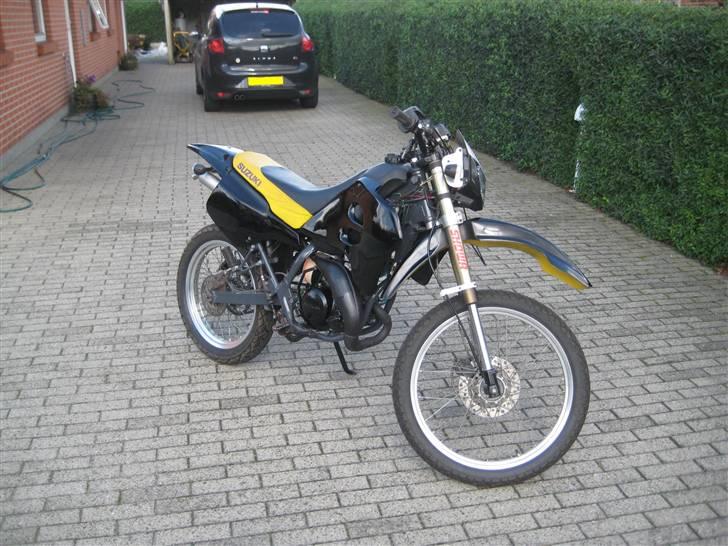 Suzuki RMX - med min brors Altea FR TDI i baggrunden :D billede 3