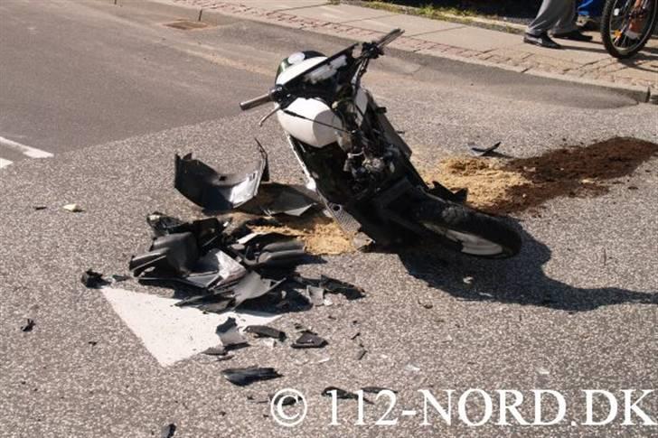 Yamaha Jog AS - Blev desvære kørt ned af en bil´! der ikke kiggede sig for, før han drejde -,-´!  billede 12