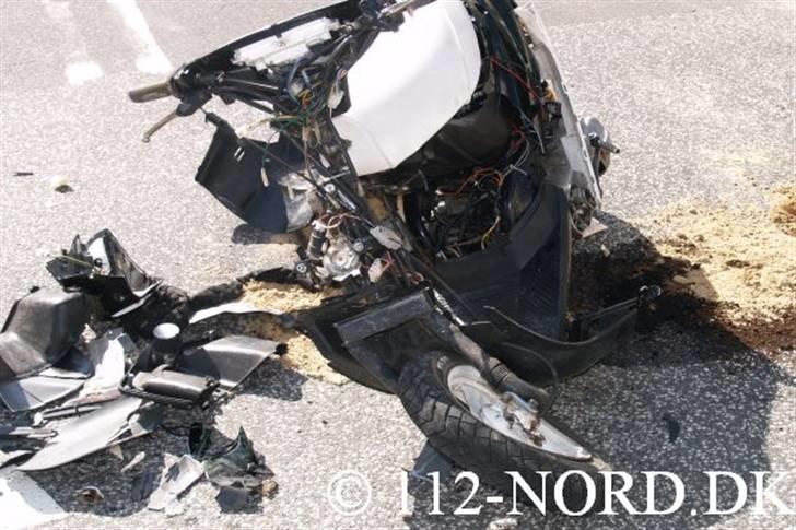 Yamaha Jog AS - Blev desvære kørt ned af en bil´! der ikke kiggede sig for, før han drejde -,-´!  billede 13