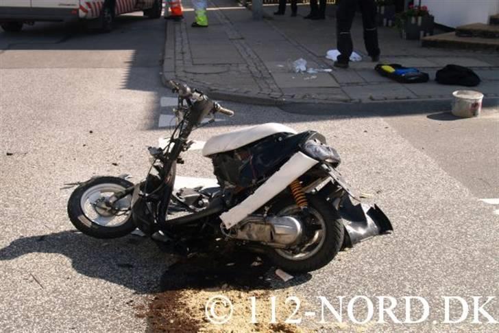 Yamaha Jog AS - Blev desvære kørt ned af en bil´! der ikke kiggede sig for, før han drejde -,-´!  billede 14