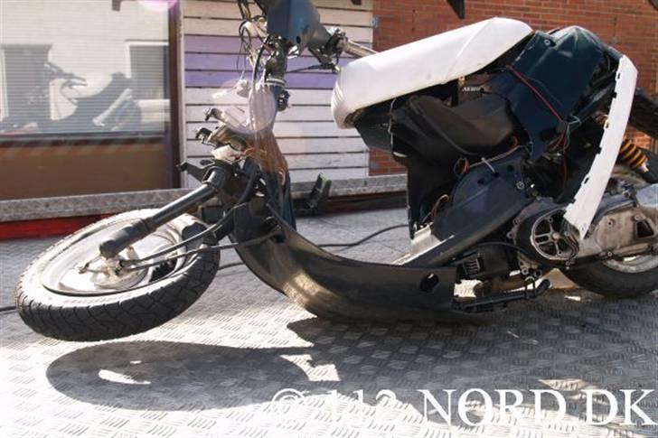 Yamaha Jog AS - Blev desvære kørt ned af en bil´! der ikke kiggede sig for, før han drejde -,-´!  billede 15