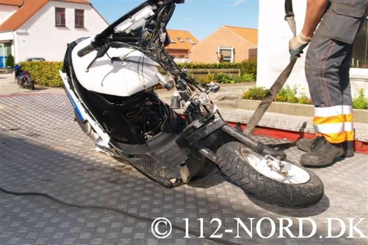 Yamaha Jog AS - Blev desvære kørt ned af en bil´! der ikke kiggede sig for, før han drejde -,-´!  billede 16