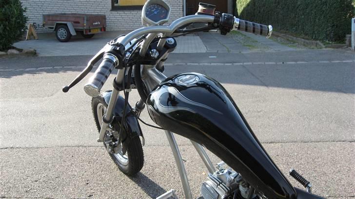 MiniBike 125ccm Chopper - der er standart klarlak over klister mærkerne , så de holder  billede 10