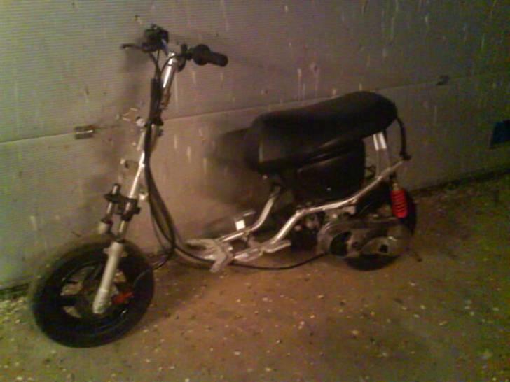 Yamaha jog space byttet - som den står lig nu.. der ska cylle på og lidt andet billede 7