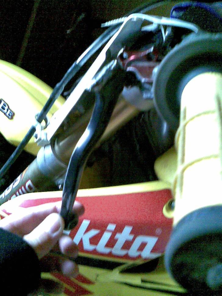 Suzuki Rm 125 - Jeps.. Knækket helt inde ved skruen :( Så nåede jeg kun at få kørt 10 min. den dag :( billede 19