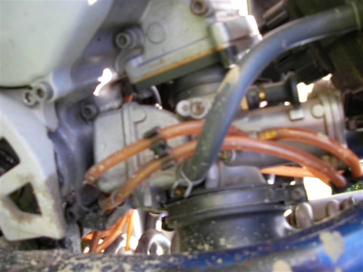 Yamaha YZ 125 (Byttet) - giga kaburator. Den sluger sku, men sådan er det når man vil have fart billede 8