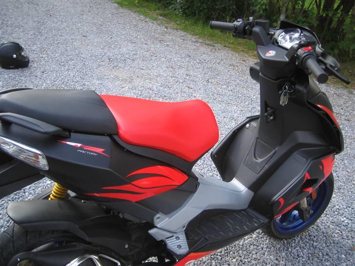 Aprilia SR 50 Factory, SOLGT billede 13