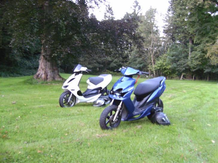 Aprilia SR 50 TS Solgt - SR´en og min Team kammerat Charlie´s Fine Jog R billede 10