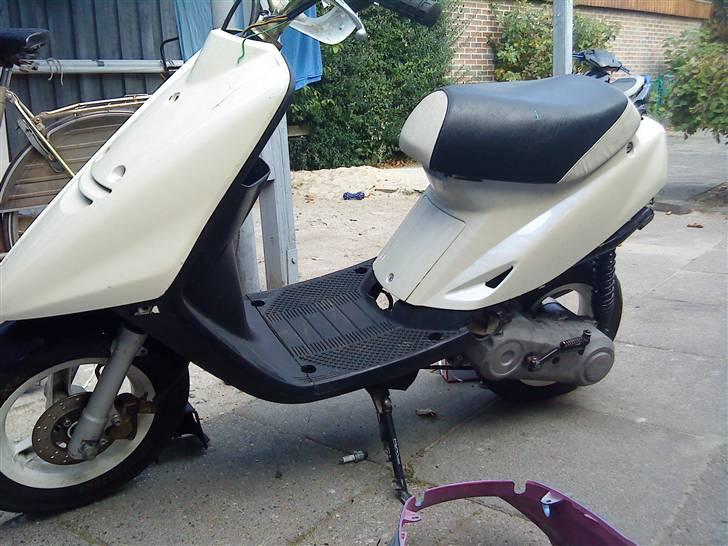Yamaha Jog fs (Opbygges)  - Efter den er blevet bygget op igen :D med hvide perlemor skjolde billede 14