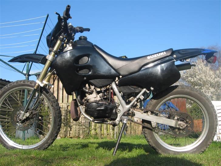 Suzuki RMX Luna Den sorte sniger - Jeg ved godt malingen skaller men hun skal snart males :D:D billede 1