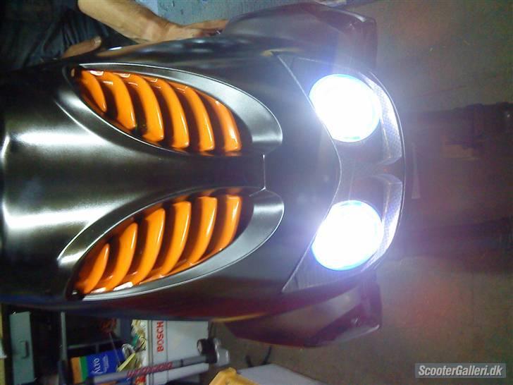 Aprilia sr 50 ditech Byttet - angle eys, kan ikk ses men der er en form for blå "neon?" rundt om. ser for fedt ud billede 2