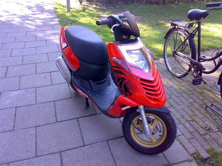 Aprilia Sonic - Læg mærke til ridsen mellem løven og undersideskjoldet. billede 1