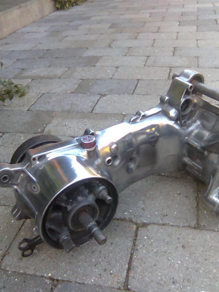 Yamaha jog fs tilsalg - synes det var grimt med en sort motot blok så jeg gik i gang med og fjærne malingen og polere motoren høj glans billede 6