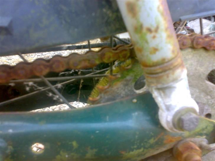 Puch Maxi 2 Gear - Solgt - FØR,  August 2008 - Úde ved min kammerat jeg fik den af, efter dn havde stået ude i 7 år! billede 6