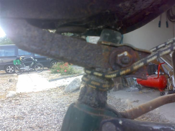 Puch Maxi 2 Gear - Solgt - FØR,  August 2008 - Úde ved min kammerat jeg fik den af, efter dn havde stået ude i 7 år! billede 7